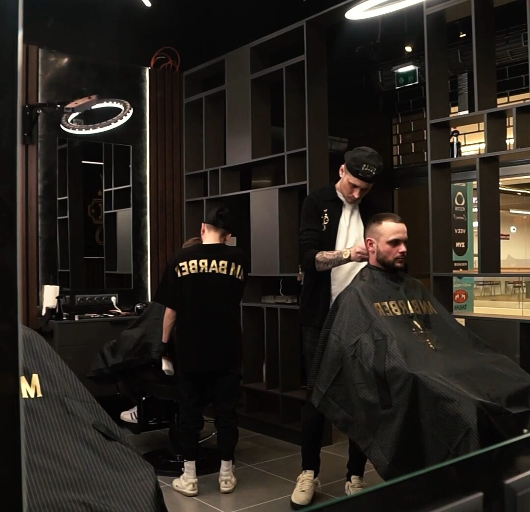 Pánsky strih v kresle barber shopu MM Barber Prešov počas úpravy účesu