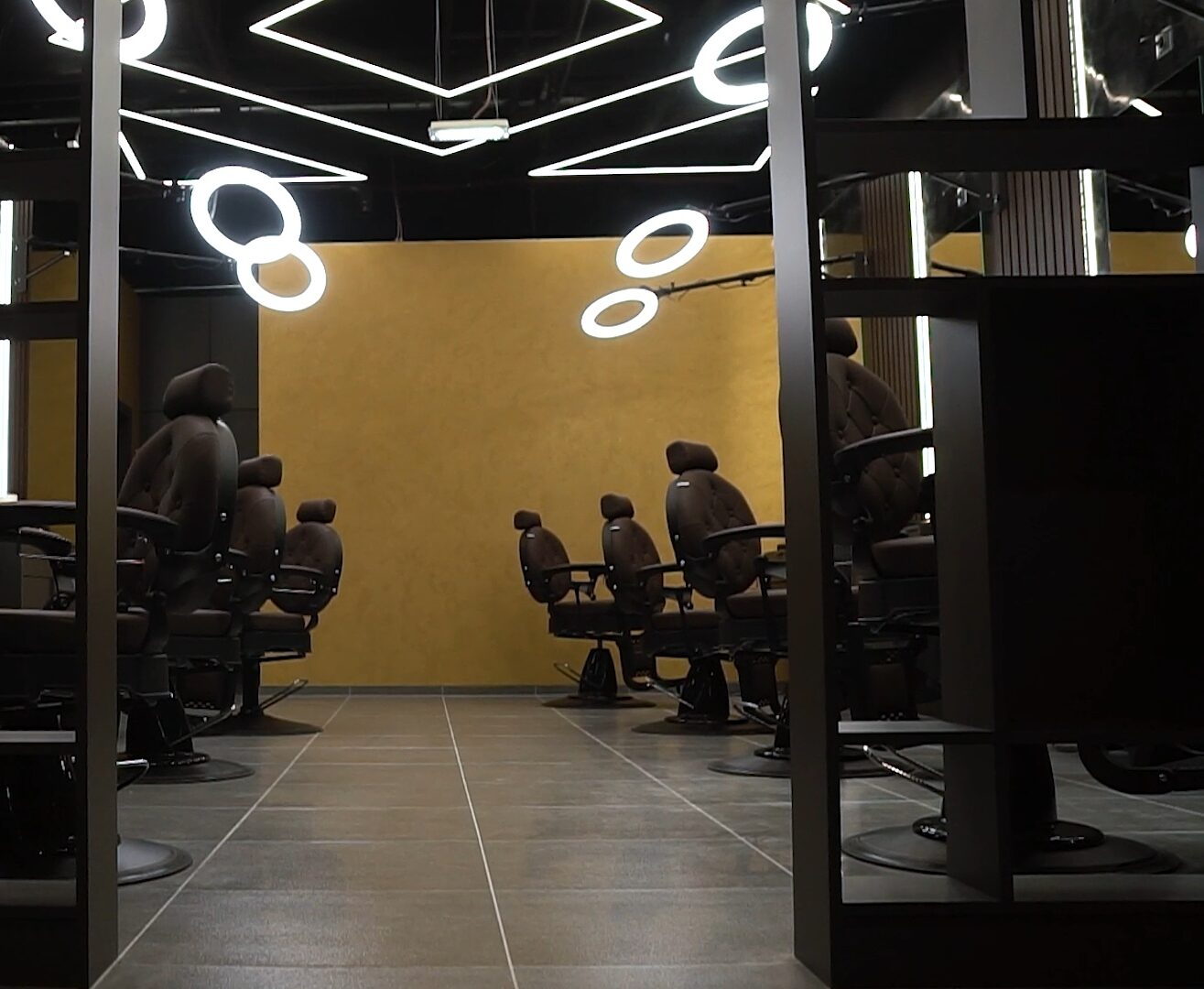 Široký pohľad na moderný interiér barber shopu v OC Novum Prešov